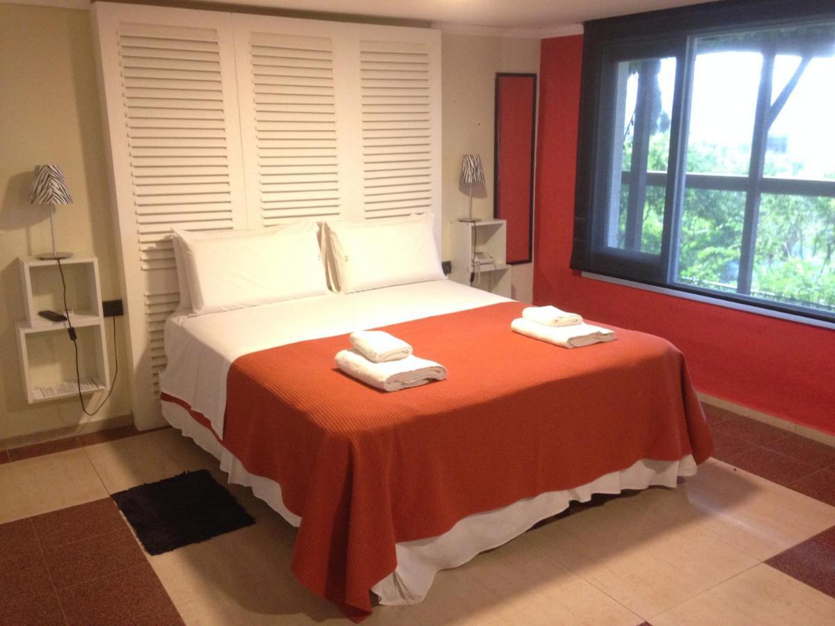 Habitación con cama extragrande y bañera de hidromasaje